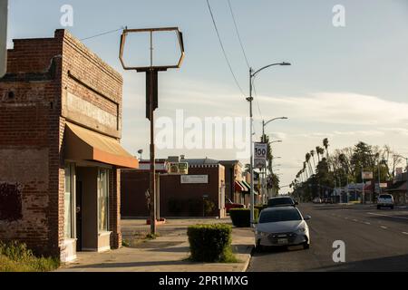 Chowchilla, Kalifornien, USA - 18. April 2023: Am späten Nachmittag scheint die Sonne auf die historischen Gebäude im Stadtzentrum von Chowchilla. Stockfoto