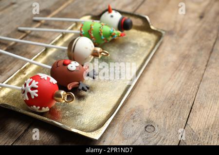 Leckerer Weihnachtskuchen auf dem Holztisch, Nahaufnahme Stockfoto