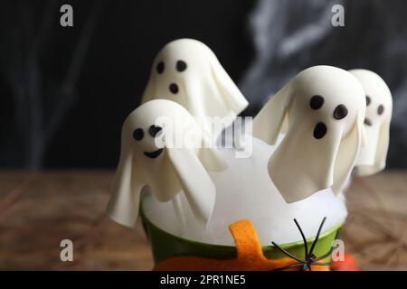 Geisterförmiger Kuchen auf dunklem Hintergrund, Nahaufnahme. Halloween-Leckerbissen Stockfoto