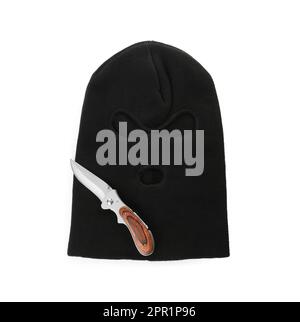 Schwarze gestrickte Balaklava und Messer auf weißem Hintergrund, Draufsicht Stockfoto