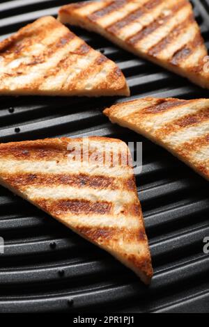 Moderner Sandwichautomat mit Brotscheiben, Nahaufnahme Stockfoto