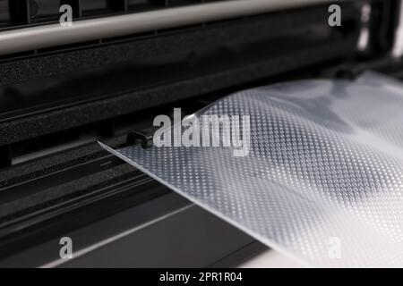 Dichtmittel für Vakuumverpackung mit Kunststoffbeutel, Nahaufnahme Stockfoto