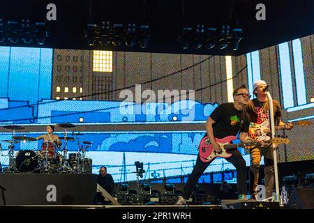 Indio, USA. 23. April 2023. Travis Barker, Mark Hoppus und Tom DeLonge von Blink-182 während des Coachella Music Festivals im Empire Polo Club am 23. April 2023 in Indio, Kalifornien (Foto: Daniel DeSlover/Sipa USA). Guthaben: SIPA USA/Alamy Live News Stockfoto