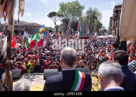 Rom, Italien. 25. April 2023. Blick auf die Menschen von der Bühne am Ende des Befreiungstages in Rom (Foto von Matteo Nardone/Pacific Press) Kredit: Pacific Press Media Production Corp./Alamy Live News Stockfoto