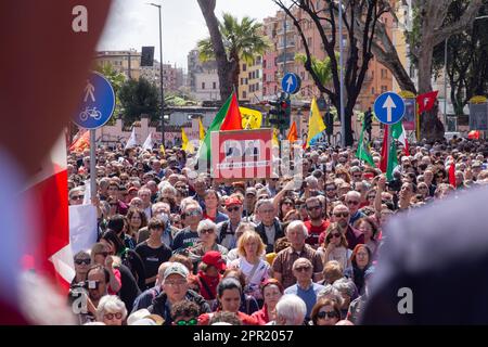 Rom, Italien. 25. April 2023. Blick auf die Menschen von der Bühne am Ende des Befreiungstages in Rom (Foto: Matteo Nardone/Pacific Press/Sipa USA). SIPA USA/Alamy Live News Stockfoto