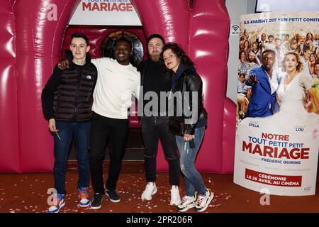 Paris, Frankreich. 25. April 2023. Boubacar KABO (2. Uhr ab L) und Gäste nehmen am 25. April 2023 in Paris an der Premiere „Notre tout Petit mariage“ von Frédéric Quiring im UGC Ciné-Cité Bercy Teil. Kredit: Bernard Menigault/Alamy Live News Stockfoto