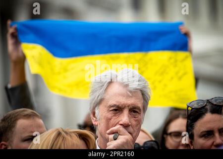 Washington, Vereinigte Staaten. 25. April 2023. Der ehemalige ukrainische Präsident Viktor Juschtschenko nimmt am Dienstag, den 25. April 2023, an einer Pressekonferenz zur ukrainischen Siegesresolution im US-Kapitol in Washington Teil. Kredit: Rod Lamkey/CNP/dpa/Alamy Live News Stockfoto