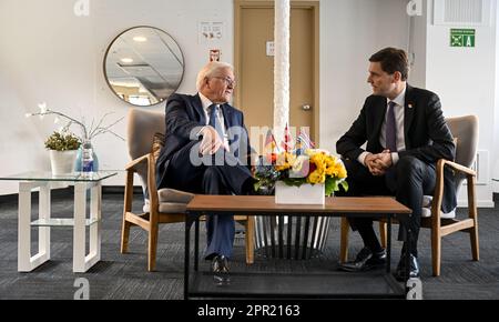 Vancouver, Kanada. 25. April 2023. Der deutsche Präsident Frank-Walter Steinmeier (l) trifft sich mit David Eby, dem Premierminister der Provinz British Columbia. Ziel der Reise ist es, die deutsch-kanadischen Beziehungen in schwierigen politischen und wirtschaftlichen Zeiten zu stärken. Kredit: Britta Pedersen/dpa/Alamy Live News Stockfoto