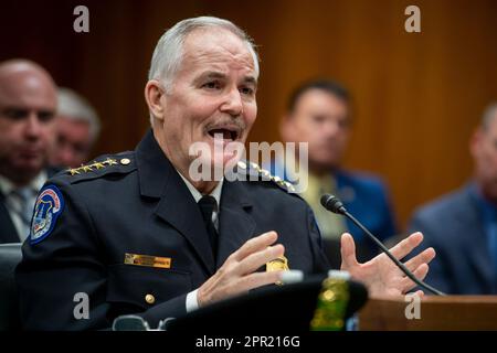 Washington, Vereinigte Staaten. 25. April 2023. United States Capitol Police, Chief of Police, J. Thomas Manger erscheint vor einem Senatsausschuss für Mittelzuweisungen, Unterausschuss für die Anhörung der Legislative, um die vorgeschlagenen Haushaltsvoranschläge und die Begründung für das Geschäftsjahr 2024 für den Feldwebel und Türhüter des Senats und die Kapitolpolizei der Vereinigten Staaten zu prüfen. Im Dirksen Senate Office Building in Washington, DC, Dienstag, 25. April 2023. Kredit: Rod Lamkey/CNP/dpa/Alamy Live News Stockfoto