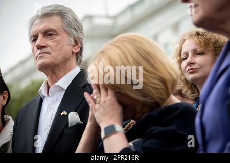 Washington, Vereinigte Staaten. 25. April 2023. Der ehemalige ukrainische Präsident Viktor Juschtschenko nimmt am Dienstag, den 25. April 2023, an einer Pressekonferenz zur ukrainischen Siegesresolution im US-Kapitol in Washington Teil. Kredit: Rod Lamkey/CNP/dpa/Alamy Live News Stockfoto