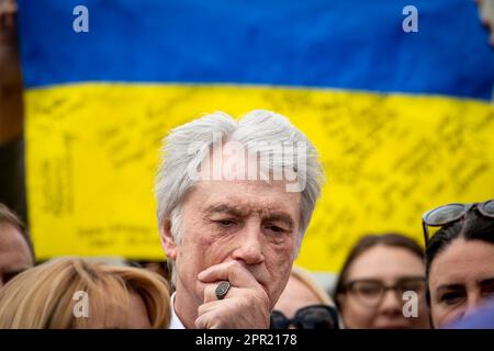 Washington, Vereinigte Staaten. 25. April 2023. Der ehemalige ukrainische Präsident Viktor Juschtschenko nimmt am Dienstag, den 25. April 2023, an einer Pressekonferenz zur ukrainischen Siegesresolution im US-Kapitol in Washington Teil. Kredit: Rod Lamkey/CNP/dpa/Alamy Live News Stockfoto