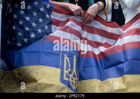 Washington, Vereinigte Staaten. 25. April 2023. Eine Frau hält während einer Pressekonferenz zur ukrainischen Siegesauflösung am Dienstag, den 25. April 2023 im US Capitol in Washington, DC, eine US/ukrainische Flagge. Kredit: Rod Lamkey/CNP/dpa/Alamy Live News Stockfoto