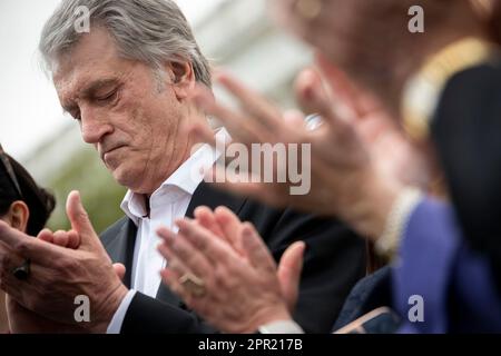 Washington, Vereinigte Staaten. 25. April 2023. Der ehemalige ukrainische Präsident Viktor Juschtschenko nimmt am Dienstag, den 25. April 2023, an einer Pressekonferenz zur ukrainischen Siegesresolution im US-Kapitol in Washington Teil. Kredit: Rod Lamkey/CNP/dpa/Alamy Live News Stockfoto