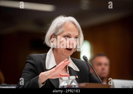 Washington, Vereinigte Staaten. 25. April 2023. Feldwebel und Türsteher des US-Senats Karen Gibson erscheint vor einem Senatsausschuss für Mittelzuweisungen, Unterausschuss für die Anhörung der Legislative, um den Haushaltsvoranschlag und die Rechtfertigung für das Geschäftsjahr 2024 für den Feldwebel und die Türsteherin des Senats und die Kapitol-Polizei der Vereinigten Staaten zu prüfen. Im Dirksen Senate Office Building in Washington, DC, Dienstag, 25. April 2023. Kredit: Rod Lamkey/CNP/dpa/Alamy Live News Stockfoto