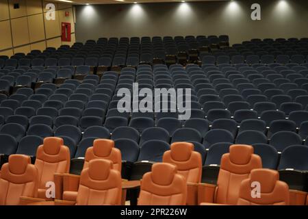 Riesige und luxuriöse Universitäts-Auditorium-Stühle. Blaue und braune Theaterstühle. Stockfoto