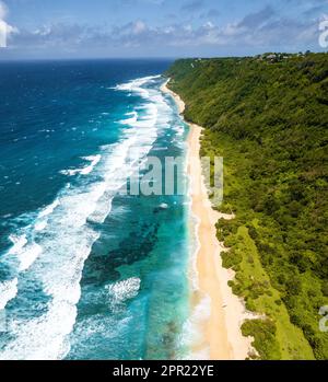 Der Nunggalan Beach in Bali, Indonesien, aus der Vogelperspektive Stockfoto