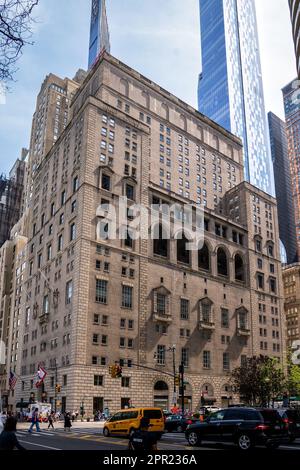 New York, NY - USA - 14. April 2023 View of the City House, ein 24-stöckiges Gebäude, Teil des New York Athletic Club, eines privaten Gesellschaftsclubs und Athleti Stockfoto