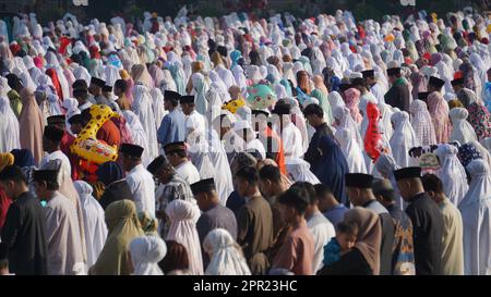 Moslems im Feld beten Idul Fitri am Morgen. Stockfoto