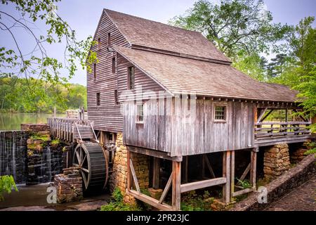 Zur alten Grillmühle im Historic Yates Mill County Park in Raleigh, North Carolina. Stockfoto