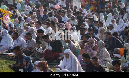 Moslems im Feld beten Idul Fitri am Morgen. Stockfoto