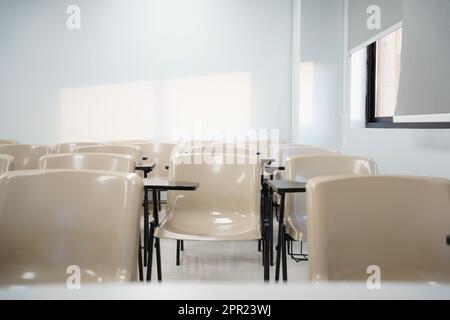 Leere Kurse an der Universität oder Schule mit Stühlen und Beistelltischen, die Stühle sind in Reihen angeordnet. Stockfoto