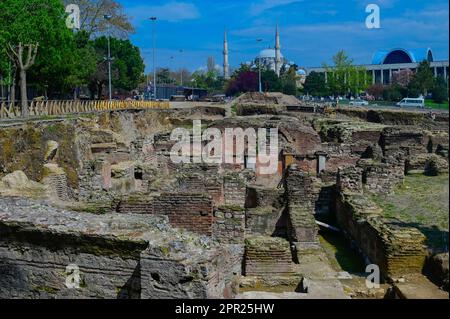 (230426) -- ISTANBUL, 26. April 2023 (Xinhua) -- Dieses Foto wurde am 19. April 2023 aufgenommen und zeigt die Überreste der Kirche St. Polyeuctus vor dem Hintergrund der städtischen Landschaft des Stadtviertels Sarachane in Istanbul, T¨¹rkiye. Die Überreste einer byzantinischen Kirche befinden sich in Istanbuls historischem Viertel auf einem Parkplatz, wo die Bewohner ihren Müll abgeladen haben und bis vor kurzem Obdachlose schliefen. Aber jetzt wird ein neuer archäologischer Park gebaut mit dem Ziel, die Kirche von St. neu zu beleben Polyeuctus, der vor fast einem Jahrtausend unter der Zersiedelung der Städte verschwunden war.PASSEND zu 'Feature: Archäologie Stockfoto