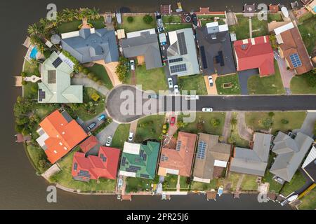 Blick von der Dachterrasse auf die Häuser am Wasser in der Küstenstadt Forster, NSW, Australien Stockfoto
