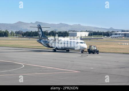 Christchurch, Neuseeland - 23. Oktober 2022: Ein kleines Inlandsflugzeug der Air Neuseeland auf der Landebahn des internationalen Flughafens Christchurch kurz danach Stockfoto