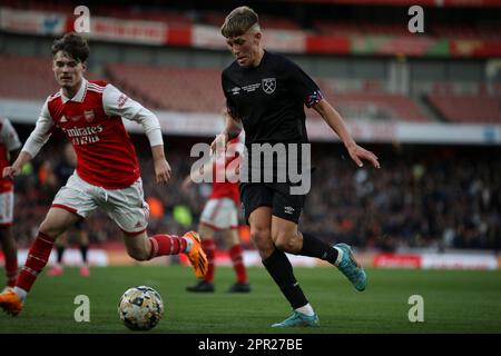 Callum Marshall von West Ham United auf dem Ball während des FA Youth Cup Finales zwischen Arsenal U18s und West Ham United U18s im Emirates Stadium, London, am Dienstag, den 25. April 2023. (Foto: Tom West | MI News) Guthaben: MI News & Sport /Alamy Live News Stockfoto