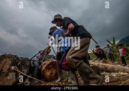 Die Bewohner von Cihanjawar Village, Bogor, West Java, Indonesien, stellten am 25. April 2023 für das Kulturfestival Kanonen aus Randu-Bäumen her Stockfoto