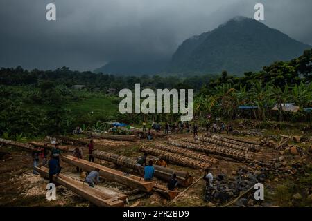 Die Bewohner von Cihanjawar Village, Bogor, West Java, Indonesien, stellten am 25. April 2023 für das Kulturfestival Kanonen aus Randu-Bäumen her Stockfoto