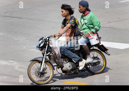 SAMUT PRAKAN, THAILAND, FEBRUAR 07 2023, zwei Bauarbeiter fahren Motorrad Stockfoto