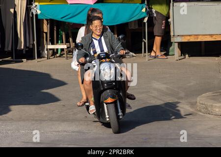 SAMUT PRAKAN, THAILAND, FEBRUAR 07 2023, fröhliches Paar, das Motorrad fährt Stockfoto