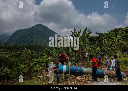 Die Bewohner von Cihanjawar Village, Bogor, West Java, Indonesien, stellten am 25. April 2023 für das Kulturfestival Kanonen aus Randu-Bäumen her Stockfoto