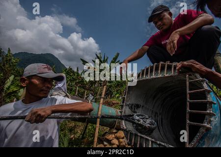 Die Bewohner von Cihanjawar Village, Bogor, West Java, Indonesien, stellten am 25. April 2023 für das Kulturfestival Kanonen aus Randu-Bäumen her Stockfoto