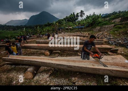 Die Bewohner von Cihanjawar Village, Bogor, West Java, Indonesien, stellten am 25. April 2023 für das Kulturfestival Kanonen aus Randu-Bäumen her Stockfoto