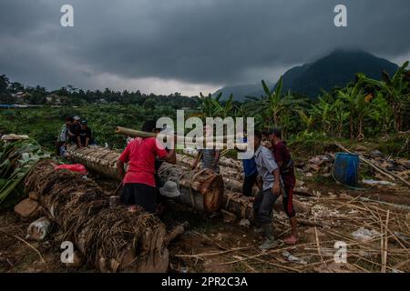 Die Bewohner von Cihanjawar Village, Bogor, West Java, Indonesien, stellten am 25. April 2023 für das Kulturfestival Kanonen aus Randu-Bäumen her Stockfoto