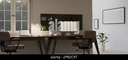 Modernes Home Office mit Desktop-Computer mit Schreibwaren auf Holztisch, Laptop-Computer. Konzept für den Heimarbeitsplatz. 3D-Rendering, 3D-Abbildung Stockfoto