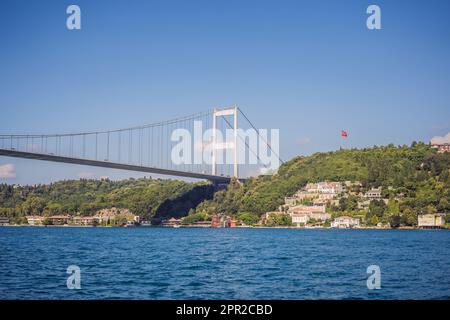 Türkei, Istanbul, Häuser unter Fatih Sultan Mehmet Brücke über den Bosporus Stockfoto