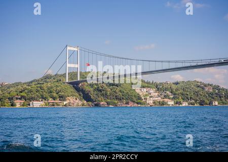 Türkei, Istanbul, Häuser unter Fatih Sultan Mehmet Brücke über den Bosporus Stockfoto