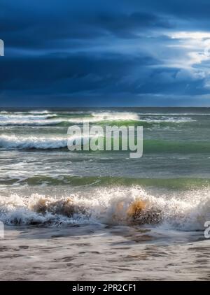 Ankommende Wellen und ein drohender Sturm am Horizont Stockfoto