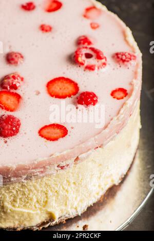 Hausgemachter gemischter Beerenkochkuchen mit Biskuitkrume und Fruchtpüree. Stockfoto