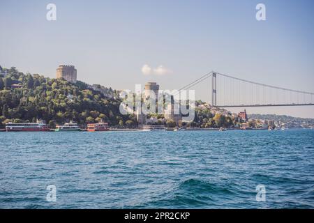 Türkei, Istanbul, Häuser unter Fatih Sultan Mehmet Brücke über den Bosporus Stockfoto