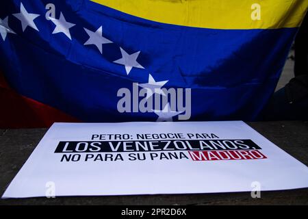 Venezolanische Migranten, die in Kolumbien leben, protestieren gegen die Internationale Konferenz über den politischen Prozess Venezuelas, die am 25. April 2023 in Bogota, Kolumbien, stattfand. Foto von: Chepa Beltran/Long Visual Press Stockfoto