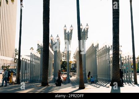 LOS ANGELES, CA - März 2023 Urban Light ist eine groß angelegte Zusammenstellung im Los Angeles County Museum. Hochwertiges Foto Stockfoto