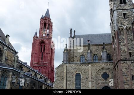 Berühmte Gebäude in der Stadt Maastricht, Niederlande - die gotische Kirche des Heiligen Johannes (roter Turm) und die beeindruckende Basilika des Heiligen Servatius Stockfoto