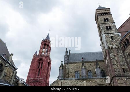 Berühmte Gebäude in der Stadt Maastricht, Niederlande - die gotische Kirche des Heiligen Johannes (roter Turm) und die beeindruckende Basilika des Heiligen Servatius Stockfoto