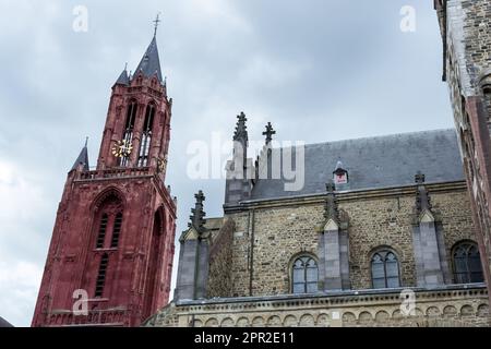 Berühmte Gebäude in der Stadt Maastricht, Niederlande - die gotische Kirche des Heiligen Johannes (roter Turm) und die beeindruckende Basilika des Heiligen Servatius Stockfoto