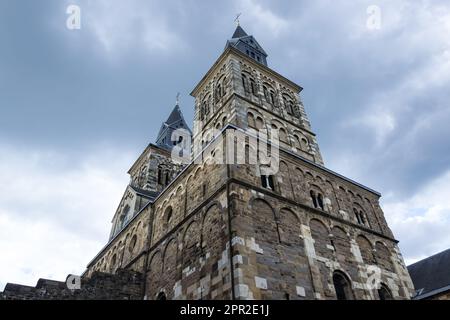 Blick auf die Basilika des Heiligen Servatius, eine römisch-katholische Kirche, die dem Heiligen Servatius gewidmet ist, in der Stadt Maastricht, Niederlande. Stockfoto