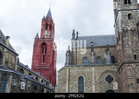 Berühmte Gebäude in der Stadt Maastricht, Niederlande - die gotische Kirche des Heiligen Johannes (roter Turm) und die beeindruckende Basilika des Heiligen Servatius Stockfoto